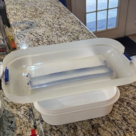 Mainstays White and Blue Cake Carrier - Picture 9 of 10